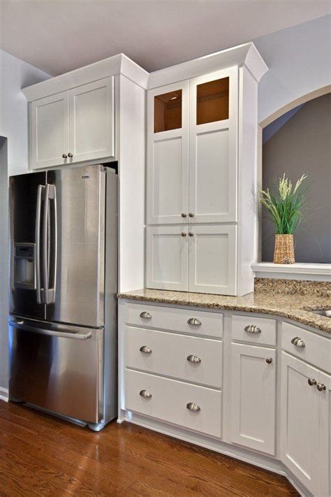 Shaker cabinets painted white or gray are also popular in modern kitchens as they give off a light and airy feel that many contemporary homeowners seek. white shaker cabinets silver hardware Santa Cecilia granite countertop hardwood flooring ...