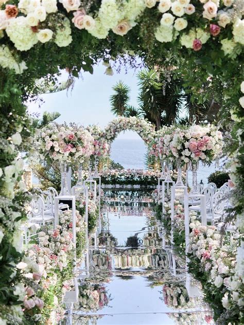 14 Wedding Aisle Runner Ideas For A Show Stopping Entrance