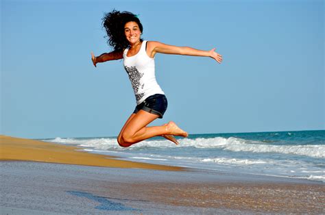Fotos Gratis Playa Mar Agua Arena Oceano Mujer Ola Corriendo Vacaciones Saltando
