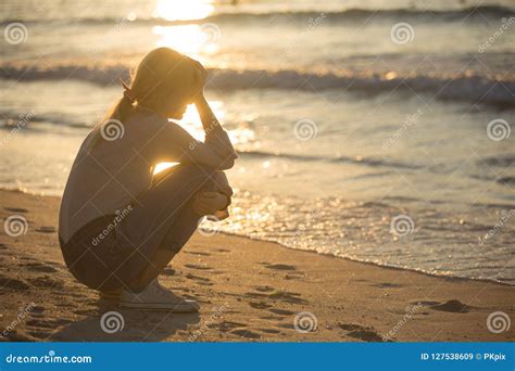 Mujer Joven Triste Y Sola En La Playa Imagen De Archivo Imagen De