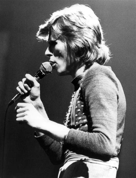 Настоящее имя — дэ́вид ро́берт джонс (англ. Fans Take to Social Media to Pay Respects to David Bowie ...