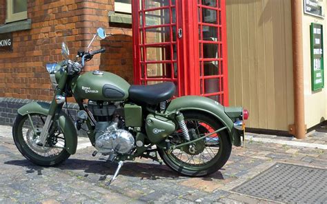 The performance of the classic 350 feels instant due to loads of torque available in the lower rev range. 2017 Royal Enfield Classic Battle Green spotted arriving ...