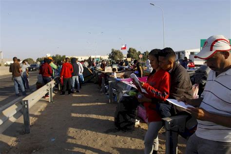 Cientos De Inmigrantes En La Frontera Chile Perú