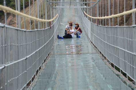 World S Longest Glass Bottom Suspension Bridge In China Business Insider