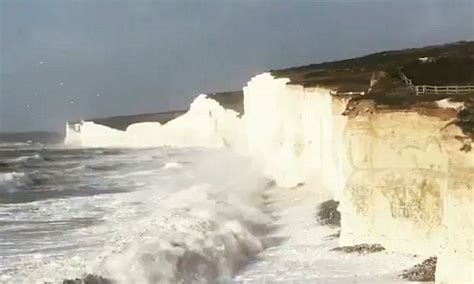 Dramatic Moment Seven Sisters Cliffs Fall Into The Sea Daily Mail Online