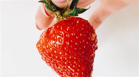 How To Get Rid Of Strawberry Legs According To Dermatologists Hero