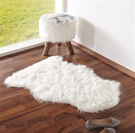 149,00 € * gewicht 2.5 kg. Flauschiges Schaffell-Imitat in edlem Weiß: http://www ...