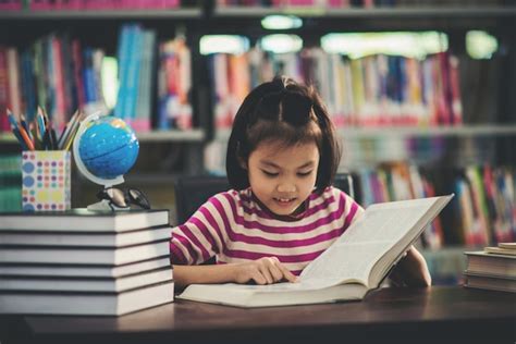 Retrato De Um Estudante Menina Criança Estudar Em Biblioteca