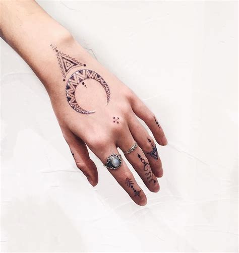 Moon Tattoo By Henna Vagabond Modèles Tatouages Au Henné Tattoo Main