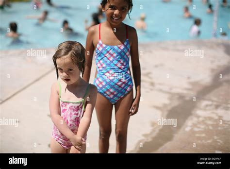 Las niñas en la piscina en traje de baño Fotografía de stock Alamy