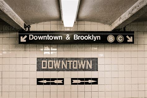 Downtown Brooklyn Subway Sign In New York City Del Colaborador De