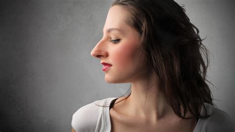 Body Positivity Frauen Zeigen Ihre Nasen Brigittede