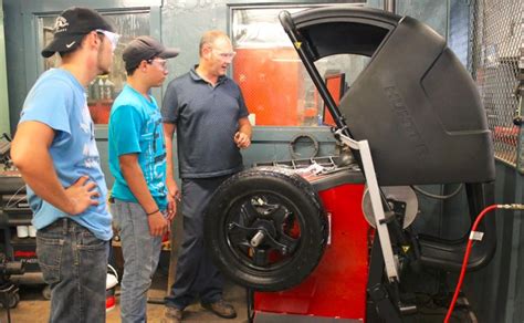 Jvs Auto Class Works With New Equipment News Sports Jobs The