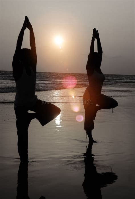 Serene People In The Beach Faisant Le Yoga Dans Le Concept De Coucher