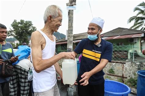 Sebenarnya saya langsung tidak terkejut dengan tindakan ustaz ebit lew itu. "Saya beli air dua lori besar untuk diagihkan", terima ...