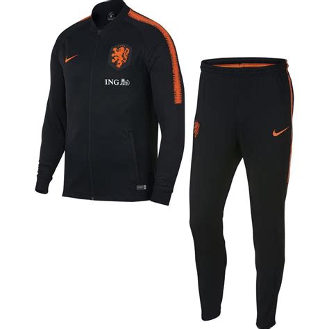 Kleuren als zwart en oranje ontdek je bij 90 football. Nederlands Elftal Trainingspak - Voetbalshirts.com