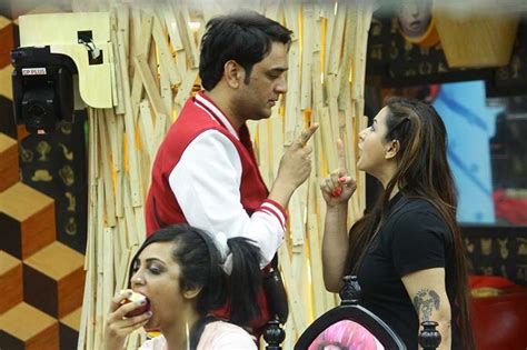 Bigg Boss 11 Shilpa Shinde Vikas Guptas Fight Turns Ugly Akash