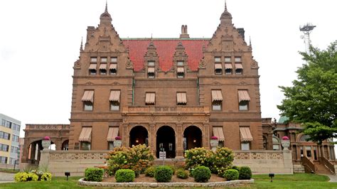 New Pabst Mansion Tours Include Happy Hour With Pbr Kid Friendly Tour