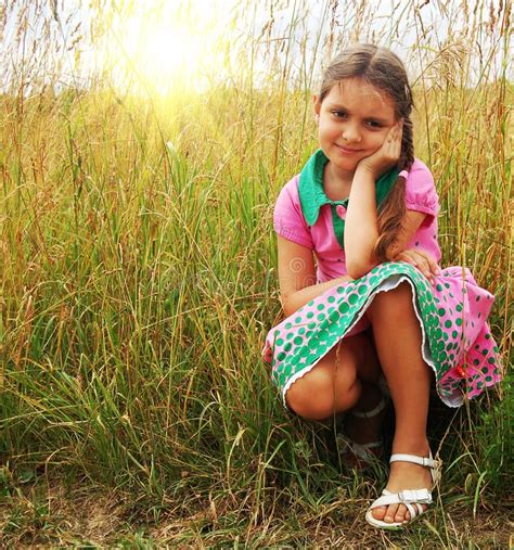 Kleines Mädchen Auf Der Wiese Stockfoto Bild von hintergrund mädchen