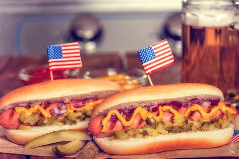 Drinks That Pair The Best With Hot Dogs For The 4th Of July