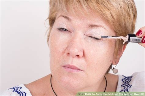 Apply Eye Makeup For Women Over 50 With Images Applying Eye Makeup Makeup Over 50