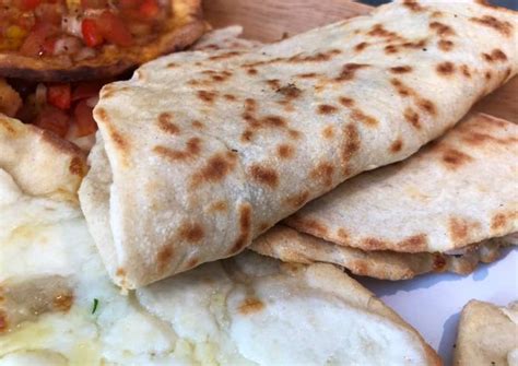 Manoushe منقوشه Lebanese Flatbread With Toppings Recipe By Linda L