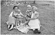 Mutter, Großmutter, Bruder und ich 1956 - Galerie - fotografie.at