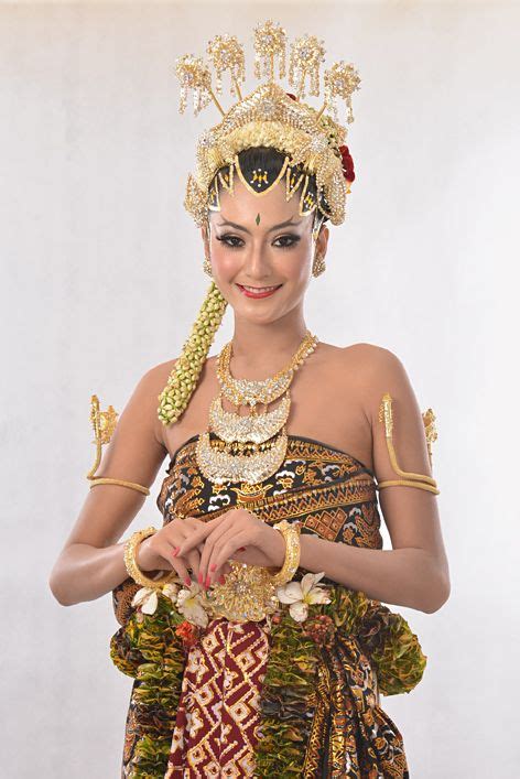 Javanese Wedding Dress Called Paes Ageng Basahan Rias Wajah