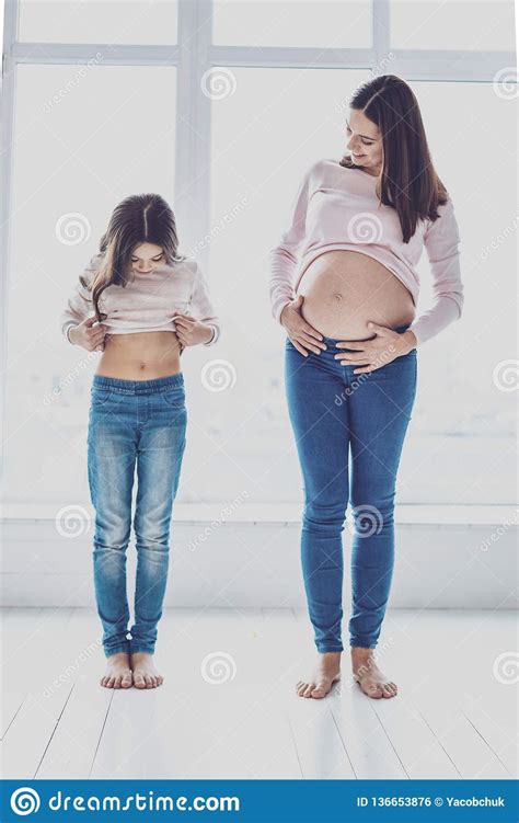 Femme Enceinte Gaie Et Sa Fille Posant Avec Les Ventres Nus Photo Stock Image Du Garde