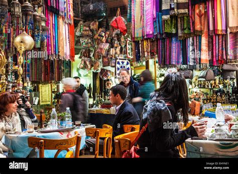 Einem Belebten Café Szene Im Souk Khan El Khalili In Kairo Stockfotografie Alamy