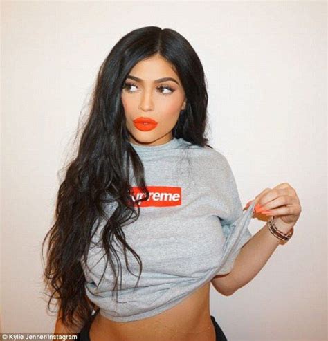 Ab Fab Kylie Jenner Posed For A Sultry Snap On Friday Lifting Her T