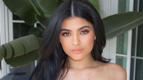 Kylie Jenner Cuddles Baby Dream On Her Snapchat See The Sweet Video