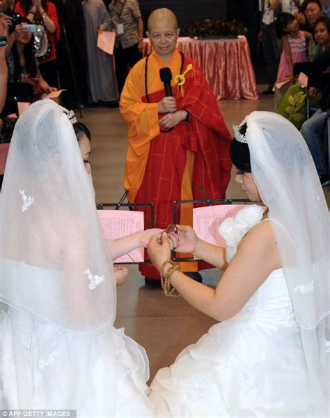 Lesbian Couple Celebrate Taiwans First Buddhist Same Sex Wedding