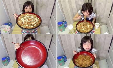 Japanese Woman Demolishes Eight Pounds Of Yakisoba Noodles In 3 Minutes Daily Mail Online