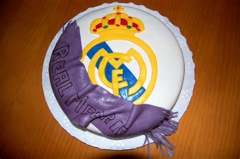 No te pierdas este tutorial del blog hogar y ocio para crear una bonita tarta de chuches que puedes regalar en cualquier ocasió Azúcar en mi cocina: Tarta escudo Real Madrid