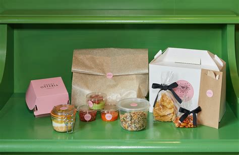 A forma di cuore, per improvvisare un picnic anche sul pavimento del soggiorno a san valentino. Il picnic di Gucci Osteria: quattro menù creati da Karime ...