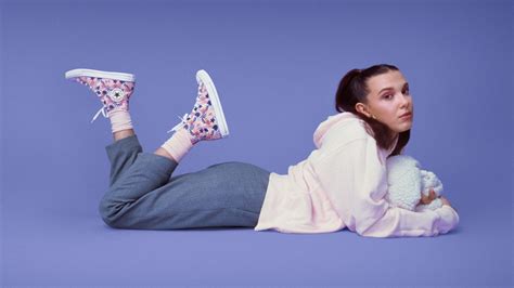 Introducir 82 Imagen Millie Bobby Brown Converse