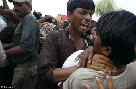 Desperate Refugees Fight Over Food As Pakistan Publicly Thanks Nuclear Rival India For £3