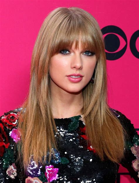 Behold The Eye Makeup Taylor Swift Wore To Perform At The 2013 Victoria