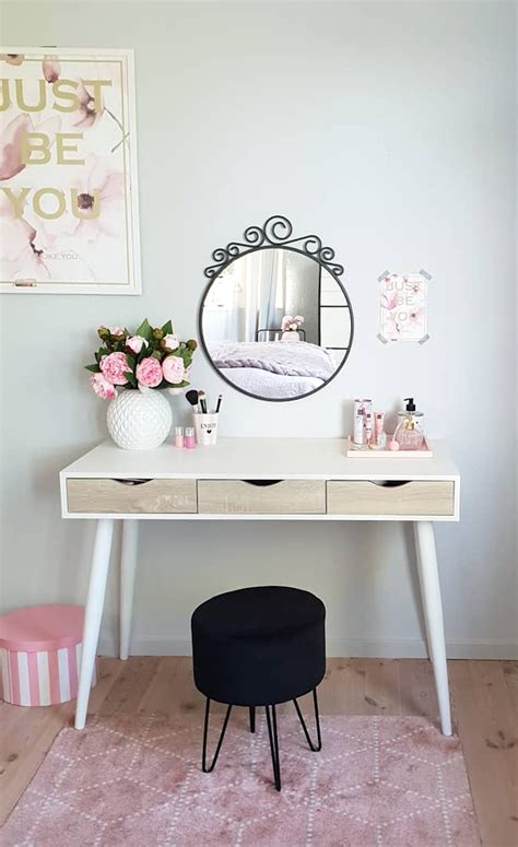 Find & download the most popular makeup desk photos on freepik free for commercial use high quality images over 8 million stock photos. 8 Effortless DIY Ideas To Organize Makeup According To ...
