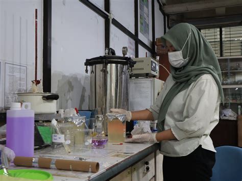 Mahasiswa Kkn Abmas Its Sedang Mempersiapkan Bakteri Di Laboratorium