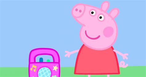 The peppa pig house playset opens to reveal rooms filled with fun furniture. El dato sobre Peppa Pig que ha causado terror (y memes) en ...