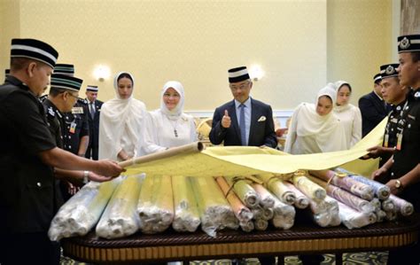 «merafak sembah tahniah ke atas pertabalan seri paduka baginda yang di pertuan agong malaysia yang…» Raja Permaisuri Agong berkenan peraga kain tenun khas dari ...