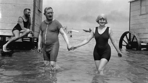 18 Vintage Photographs Capture Daily Life At Beach Before The Bikini