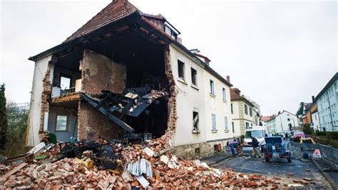 Kurz nach der alarmierung zerstörte eine explosion den anbau eines wohnhauses in. Explosion zerreißt Haus in Schweinfurt
