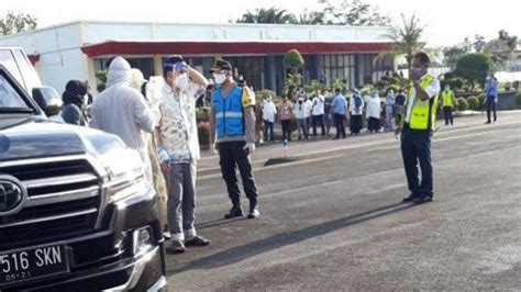 Viral Foto Wali Kota Lubuklinggau Pakai Infus Dikawal Petugas Pakai Apd
