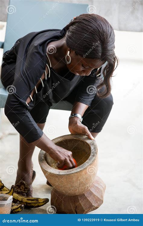 African Woman Pounding The Spice Stock Image Image Of Popular Bole 139223919