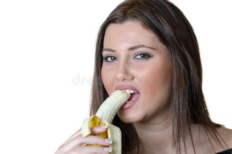 Dame Mignonne De Brune Mangeant Une Banane épluchée Photo Stock Image Du Foodstuff Manger