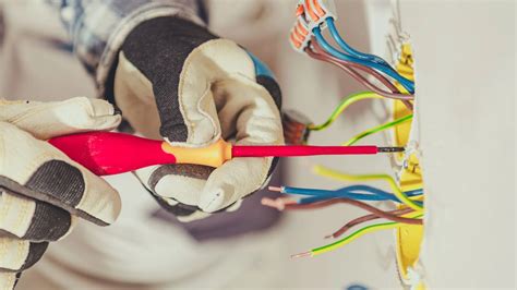 How To Choose The Right Electrician For Your Project Scon
