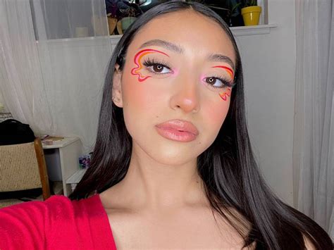 Wavy Graphic Eyeliner Tutorial For Summer 2021